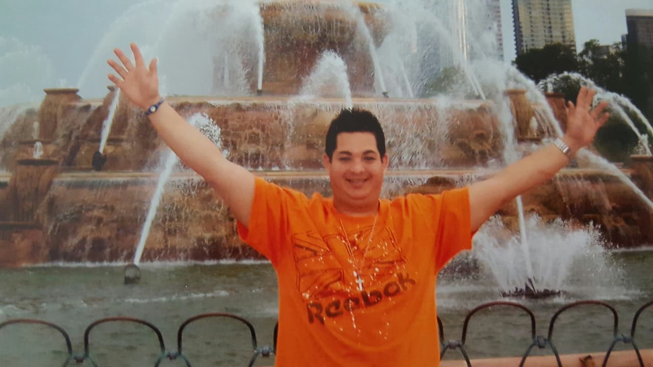 "Le pido a Dios que esto acabe ya, no es que yo quiera darme por vencido, pero estoy cansado de vivir como estoy viviendo”, dice Carrasquillo en el video que fue lanzado en inglés y en español por la asociación y que espera crear conciencia sobre su caso.