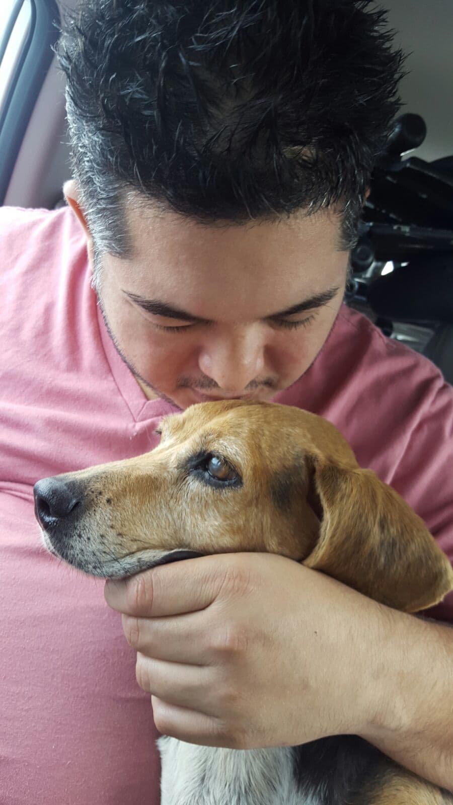 Por desgracia, para Miguel, quien también sufre de ceguera paulatina, la asistencia médica para morir no es una opción legalmente autorizada en Illinois o en Puerto Rico, donde tiene previsto pasar sus últimos días junto a sus padres y hermanas.