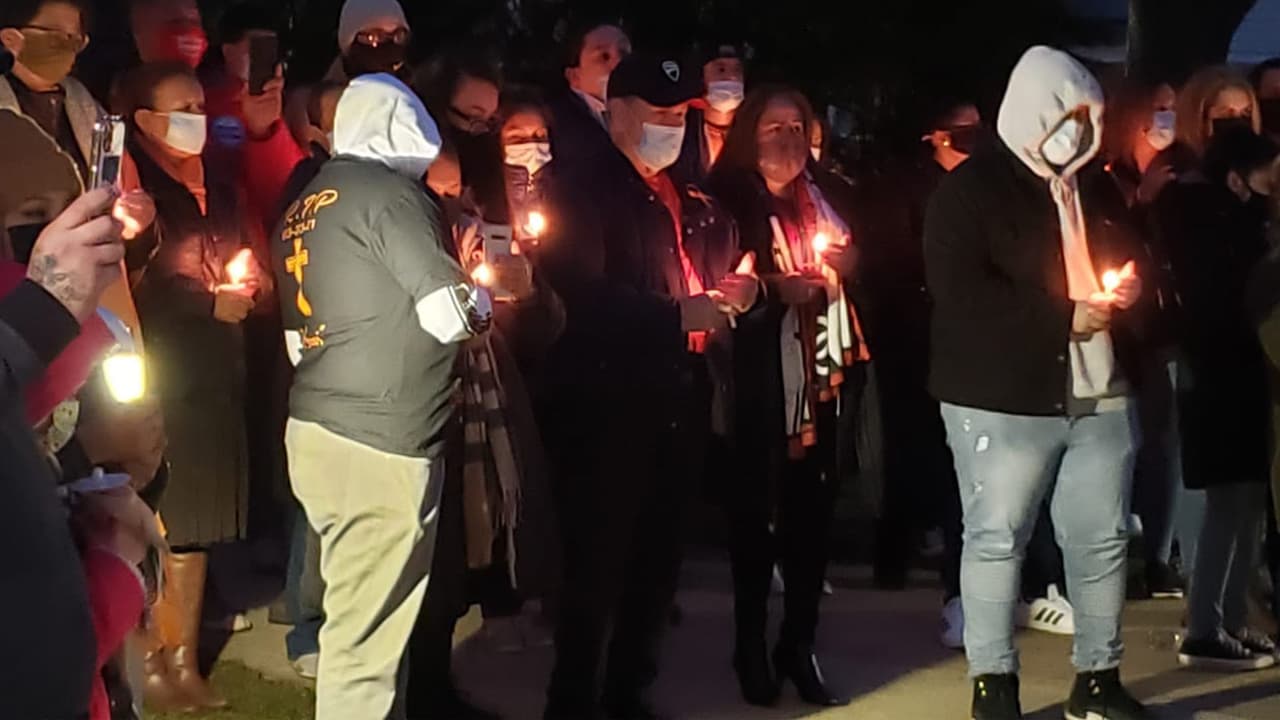 Familiares y seres queridos se reunieron, la noche del 26 de marzo, para 
<b><a href="https://www.univision.com/local/chicago-wgbo/roban-su-auto-lo-atropellan-y-matan-un-disparo-javier-ramos-hispano-conductor-uber-chicago-policia">conmemorar la vida de Javier Ramos</a></b>, en Franklin Park, Illinois.
<br>