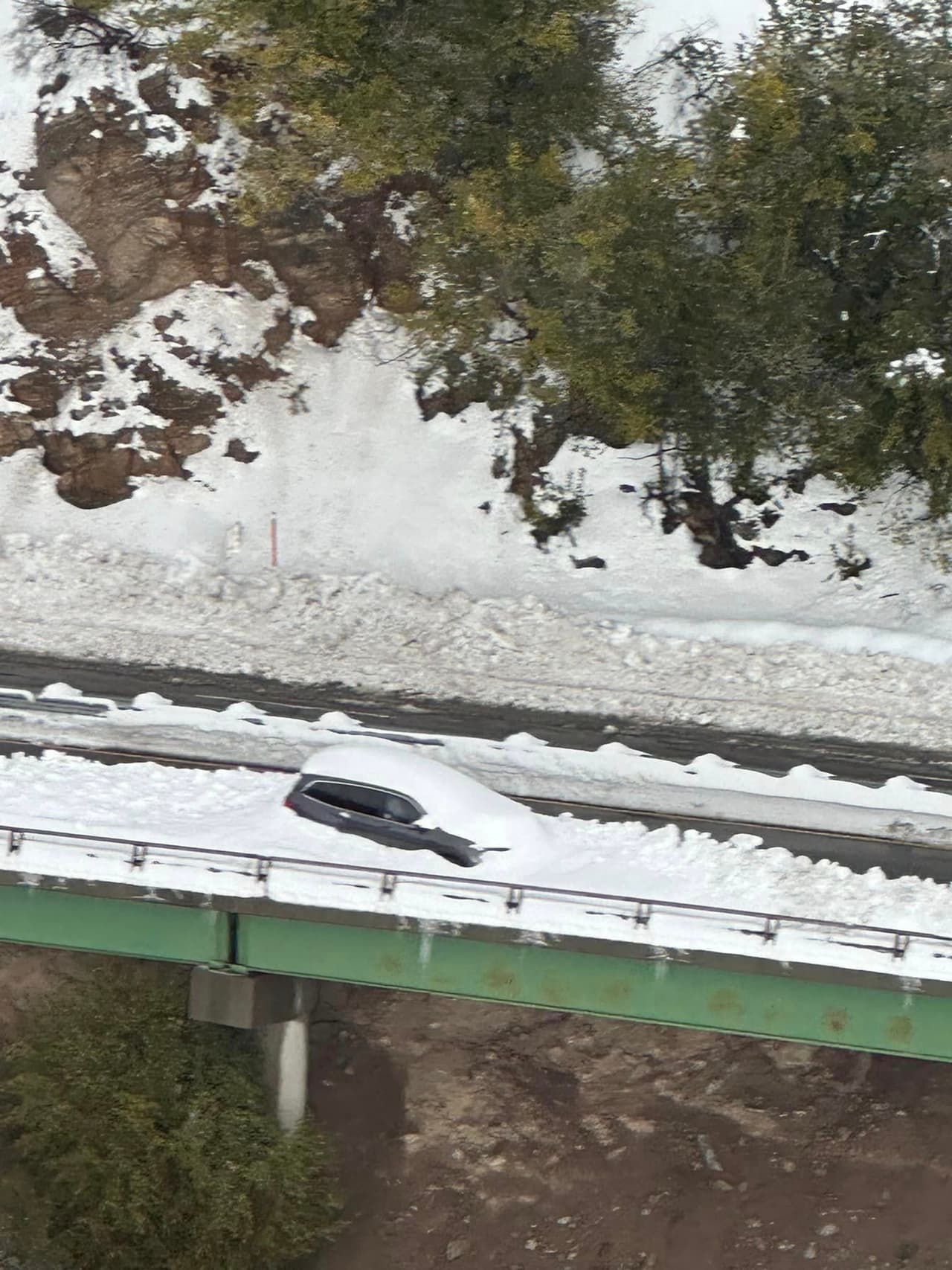Lo crítico de la situación es que las nevadas dejaron de ser divertidas, para tornarse peligrosas, a más de 5,000 pies de altura.