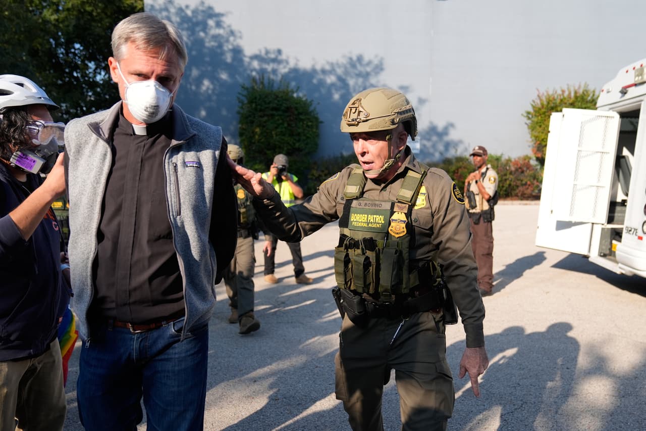 El activista Baltazar Enríquez, del 
<b>Concilio Comunitario de La Villita, fue uno de los testigos</b> de lo ocurrido en 
<b><a href="https://www.univision.com/local/chicago-wgbo/la-villita-chicago-redadas-operativos-arrestos-ice-migra-patrulla-fronteriza" target="_blank">La Villita,</a></b> que habló con Univision. 
<br>
<br>“Nos avisaron que había presencia de inmigración. Salimos hacia la 26 y vimos a 
<b>los agentes aterrorizar a la gente, </b>queriendo arrestarlos. La gente corrió, los negocios cerraron las puertas. Entonces hicimos la llamada para que todos los voluntarios salieran a patrullar y alertar a la comunidad. Fuimos a las escuelas a decirles que metieran a los niños”, explicó Enríquez.