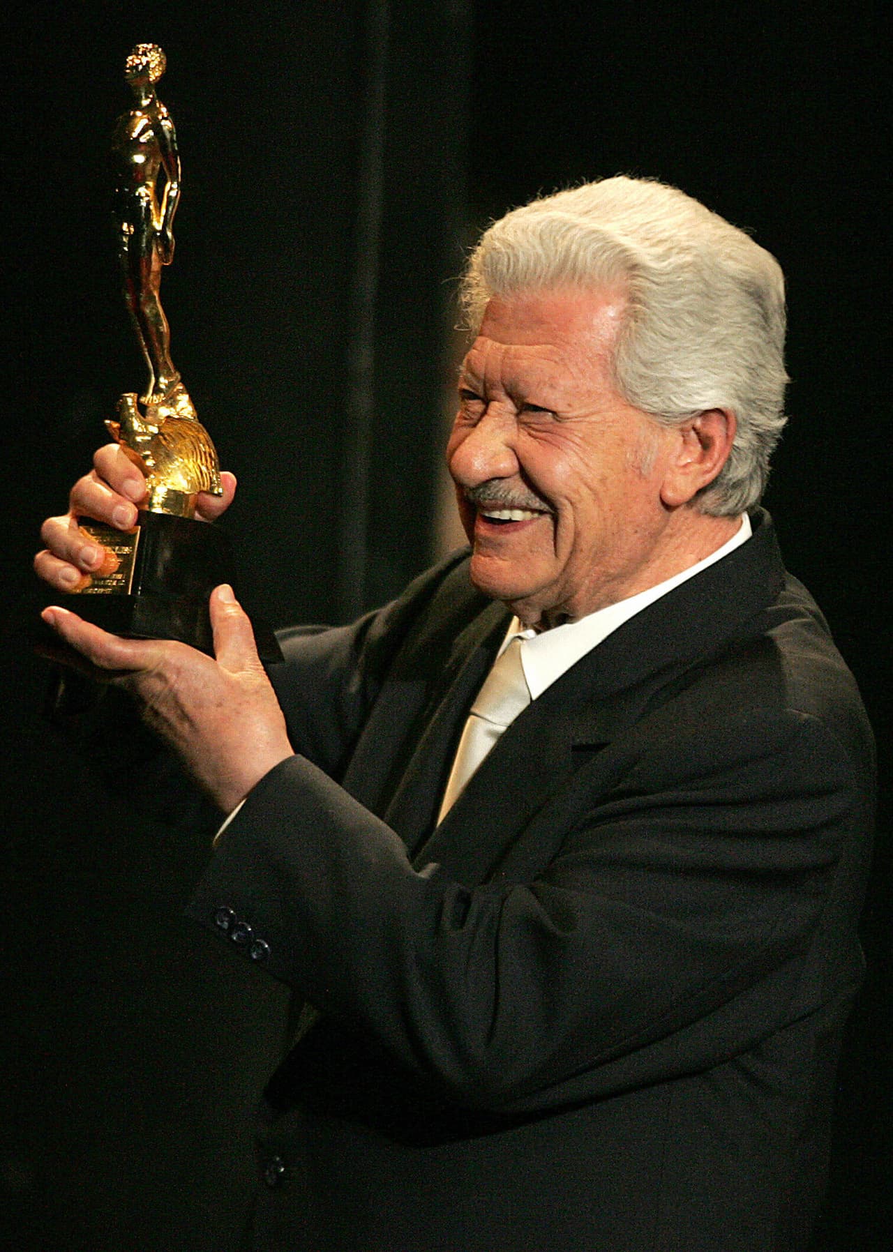 Su primera actuación en telenovelas fue en 1961 cuando se integró al elenco de 'Cuatro en la trampa'. La historia que representó su debut en los melodramas contó con la actuación de Adriana Roel y Fernando Luján.