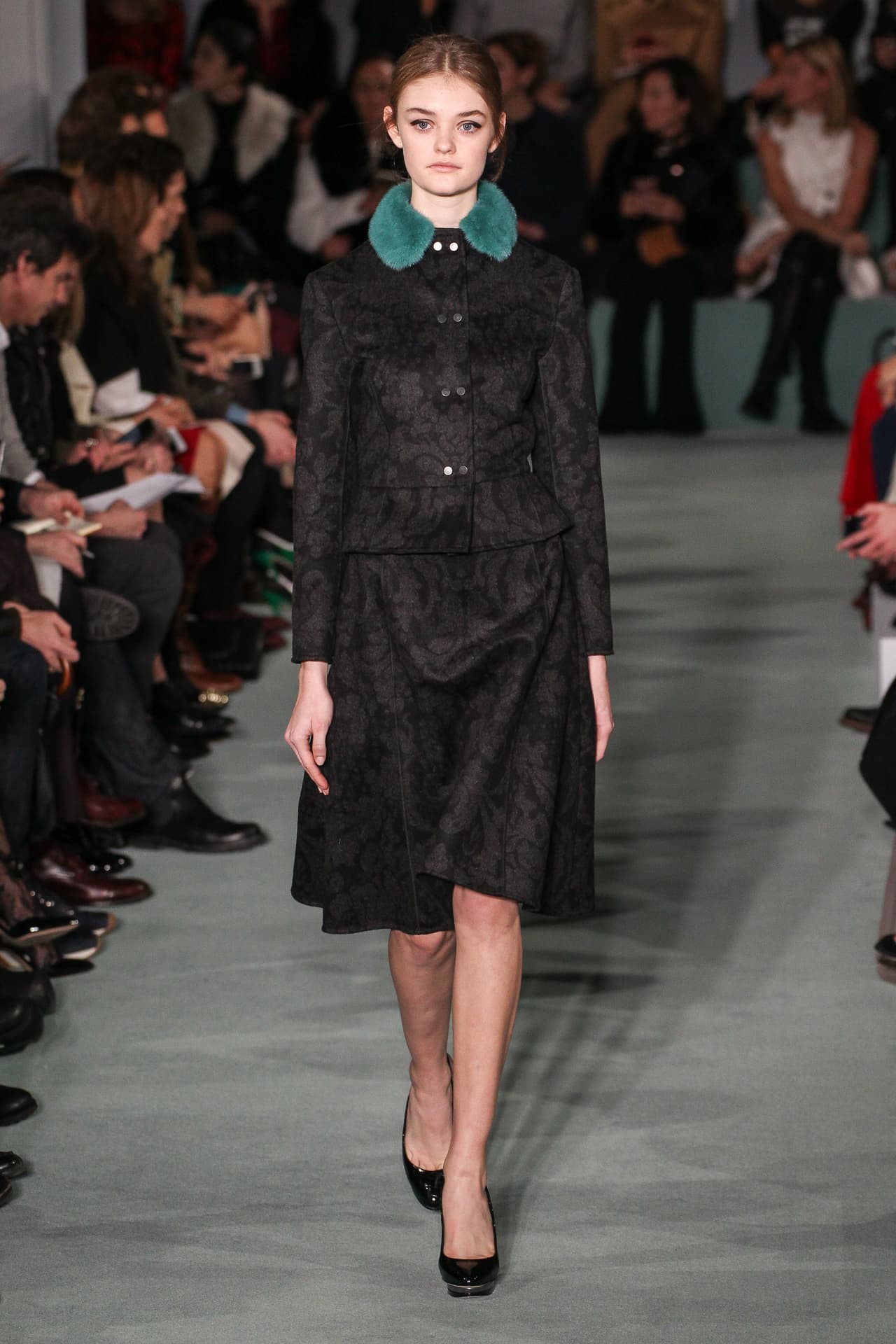 Silueta de los años 60 y cuellos tipo Jackie O en el desfile de la Renta