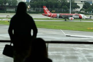 Aunque en un principio habían reservado el vuelo de las de las 07:30, AirAsia los transfirió al de 05:30.
