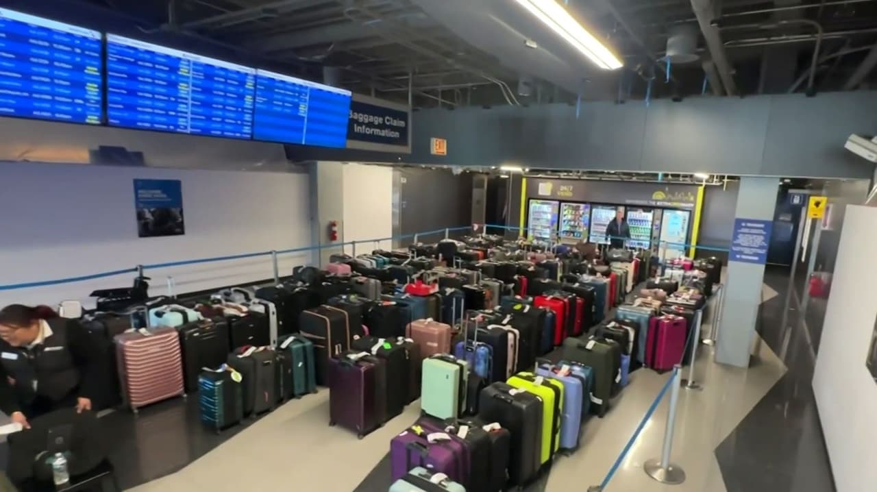 Caos en aeropuertos de EEUU: Mal tiempo y falta de personal lleva a pasajeros a tomar medidas inesperadas