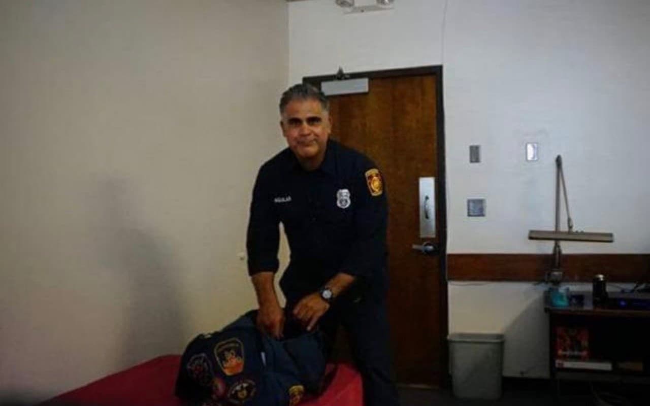 Aguilar, de 48 años de edad, es un veterano del Ejército de Estados Unidos y por los últimos 20 años ha trabajado en el Departamento de Bomberos de Los Ángeles.