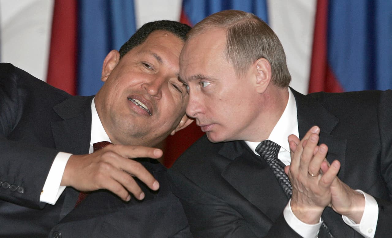 MOSCÚ: El presidente ruso Vladimir Putin (der) conversa con su homólogo venezolano Hugo Chávez durante la ceremonia de firma en el Kremlin de Moscú, el 26 de noviembre de 2004.