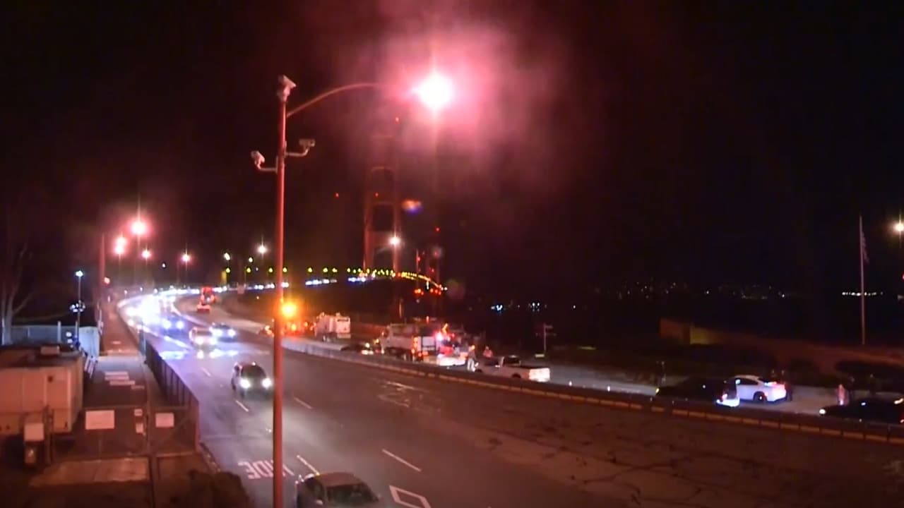 Auto golpea a oficiales de CHP durante manifestación de antivacunas en el Golden Gate