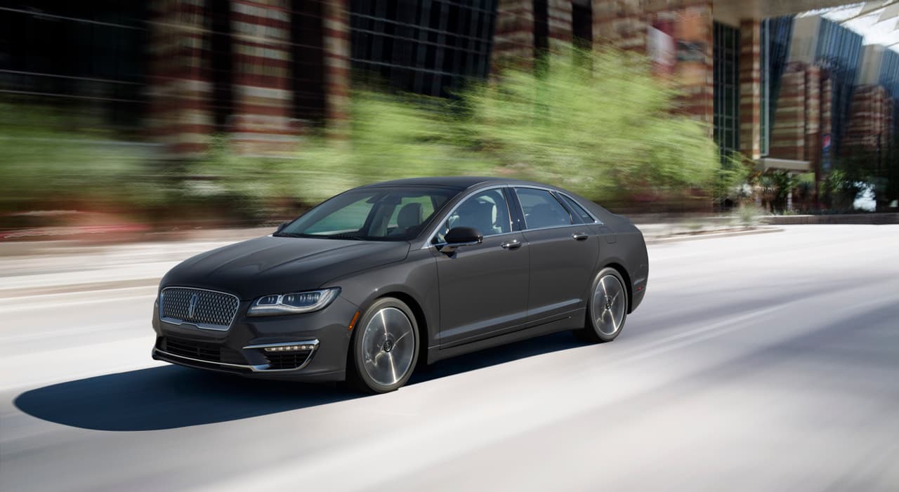 <b>1. Lincoln</b>. La marca de autos y camionetas de lujo de 
<b>Ford</b> es una de las más antiguas de EEUU y actualmente se encuentra en un proceso de reestructuración que parece estar dando frutos. 
<b>Lincoln</b> consiguió un gran total de 
<b>87 puntos</b>, el más alto de todas las marcas del estudio, como resultado de un 
<b>crecimiento interanual de 5%</b>. En la imagen vemos a su sedán mediano, el 
<b>Lincoln MKZ 2017</b>.