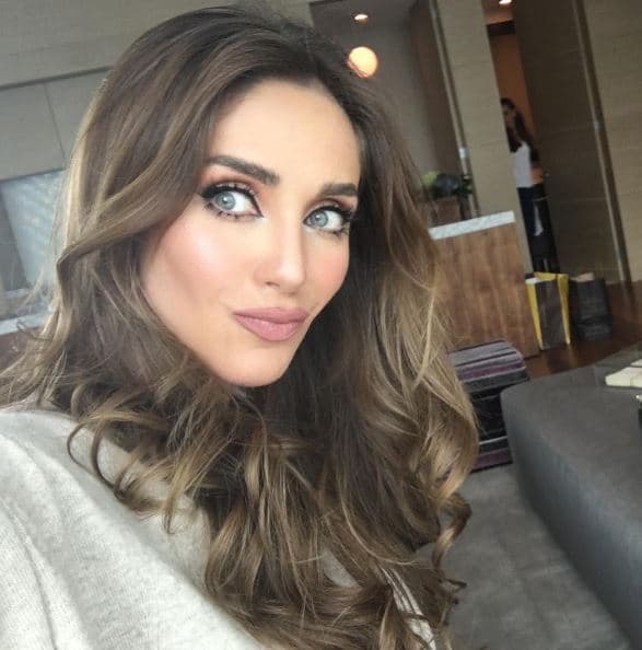 La actriz y cantante Anahí en reiteradas ocasiones tuvo que rehabilitarse fisica y emocionalmente tras padecer diferentes transtornos alimenticios que casi la llevan a la muerte.