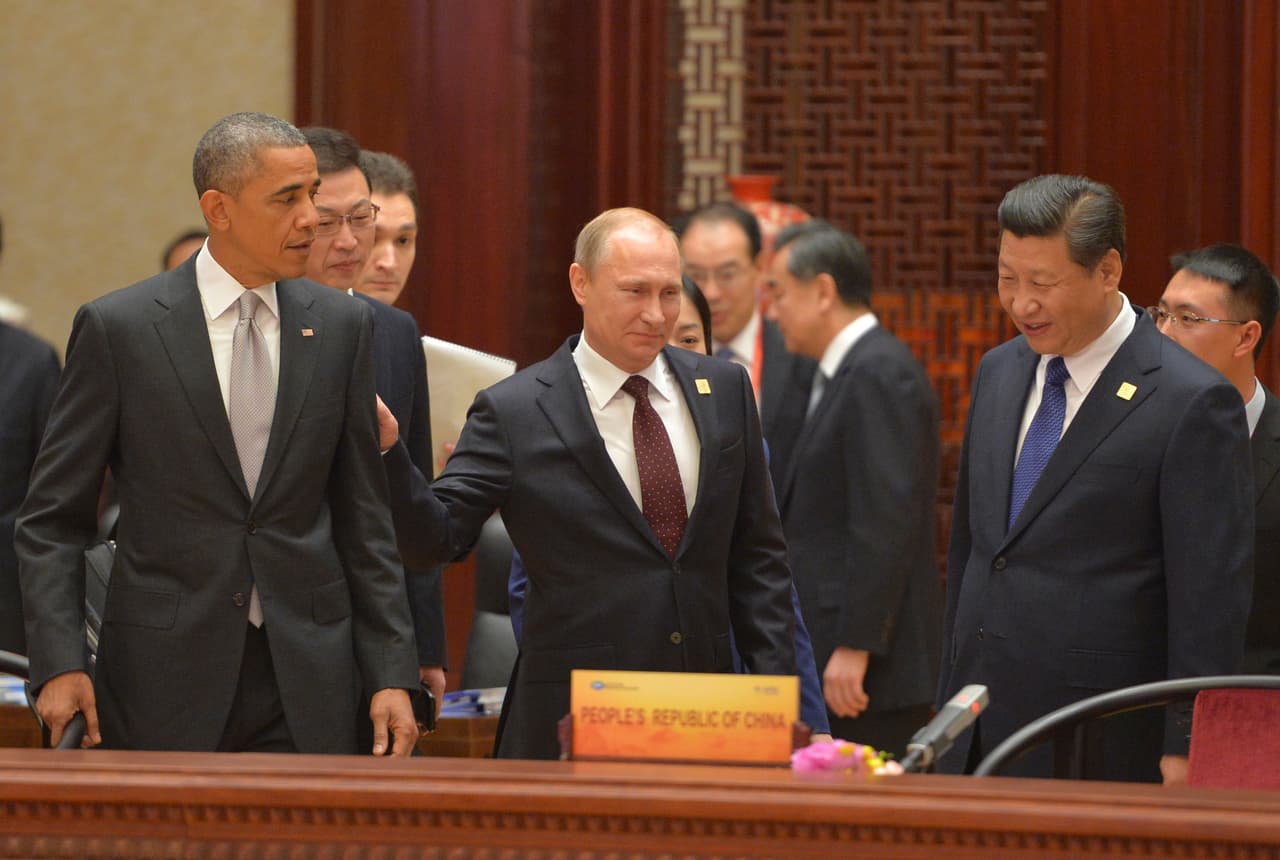 Varias reuniones de algunos minutos sostuvieron Barack Obama y Vladimir Putin en la cumbre del Foro de Cooperación Económica Asia-Pacífico (APEC) realizada en China en 2014. En esta Fotografía los acompaña el anfitrión, el presidente de China Xi Jinping. 11 de noviembre de 2014.