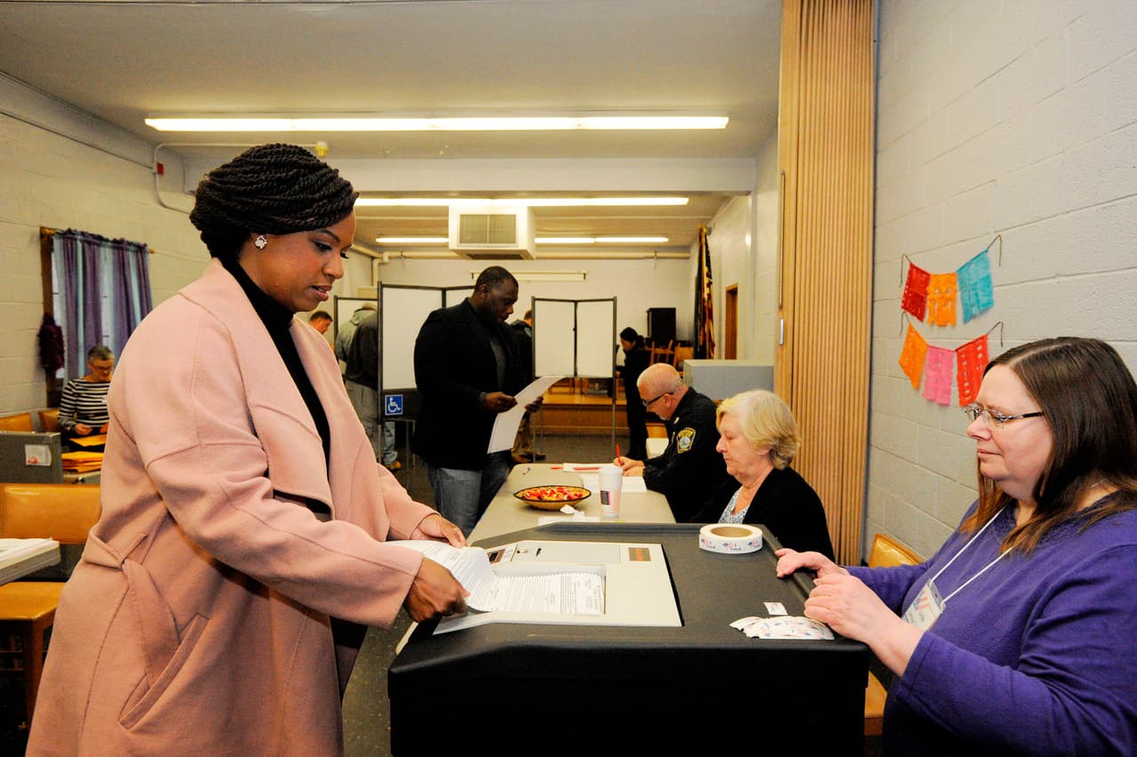 Ayanna Pressley, candidata demócrata a la Cámara de Representantes por el distrito 7 de Massachusetts, votó en Boston. Podría convertirse en una de las primeras mujeres afroamericanas elegidas a la Cámara de Representantes de cualquier estado de Nueva Inglaterra.