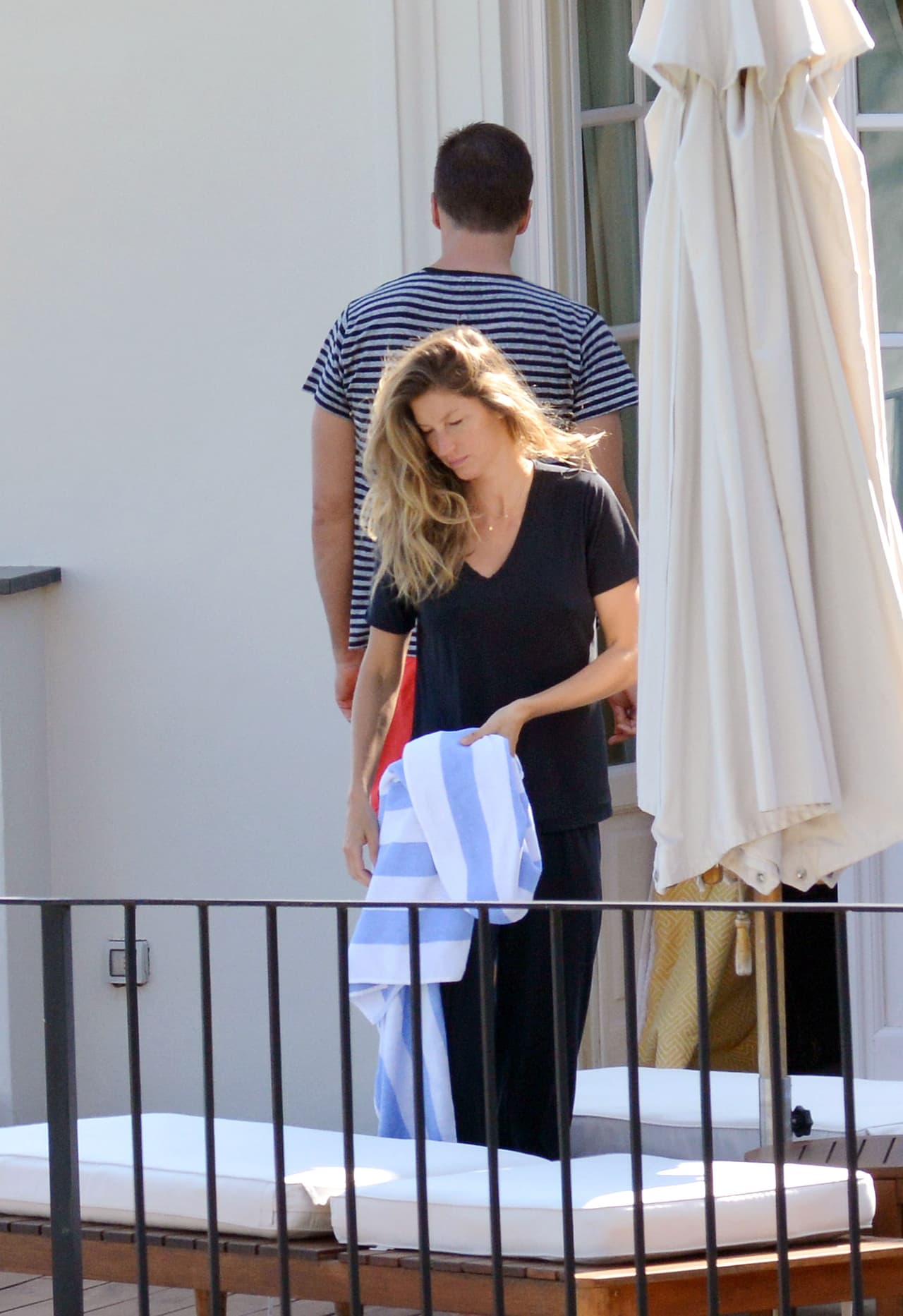 Después de tanto descansar, platicar y comer se retiraron de la terraza.