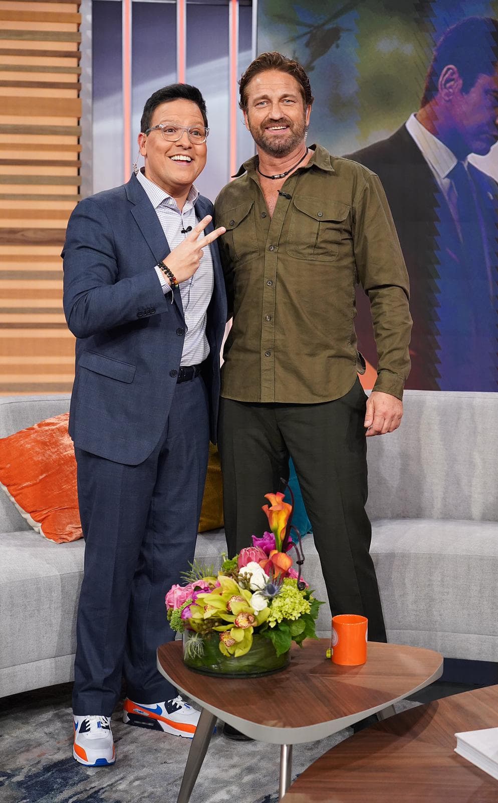 Raúl posó feliz junto al actor y le prometió no perderse su nueva película, 'Angel Has Fallen'.