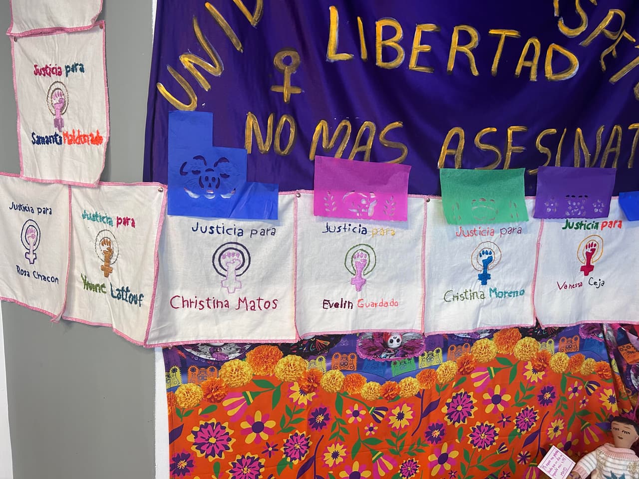 Los nombres de algunas de las víctimas mortales están puestos en la pared, para que no sean olvidadas.