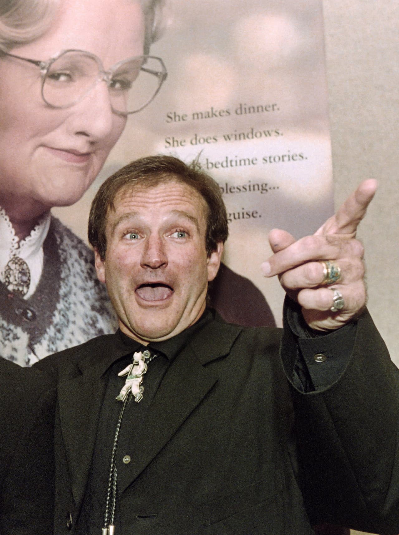 Robin Williams en Mrs. Doubtfire Nadie puede olvidar a la señorita Doubfire que fue interpretada por Robin Williams en 1993, tal vez reconoces más la película como “Papá por siempre”, a pesar de que la película tiene más de una década sigue rompiendo los corazones porque siempre que la historia cuenta como los padres se separan y la madre no le deja ver a los hijos se sabe que algo que debe de pasar.