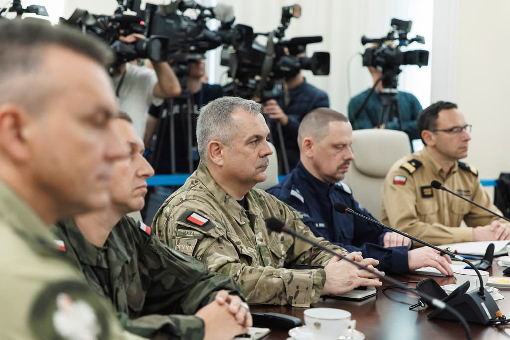 En el centro, el general Wieslaw Kukula, jefe del Estado Mayor de las Fuerzas Armadas de Polonia, durante la reunión extraordinaria de gobierno en la Cancillería del Primer Ministro, tras las violaciones del espacio aéreo polaco durante un ataque ruso.