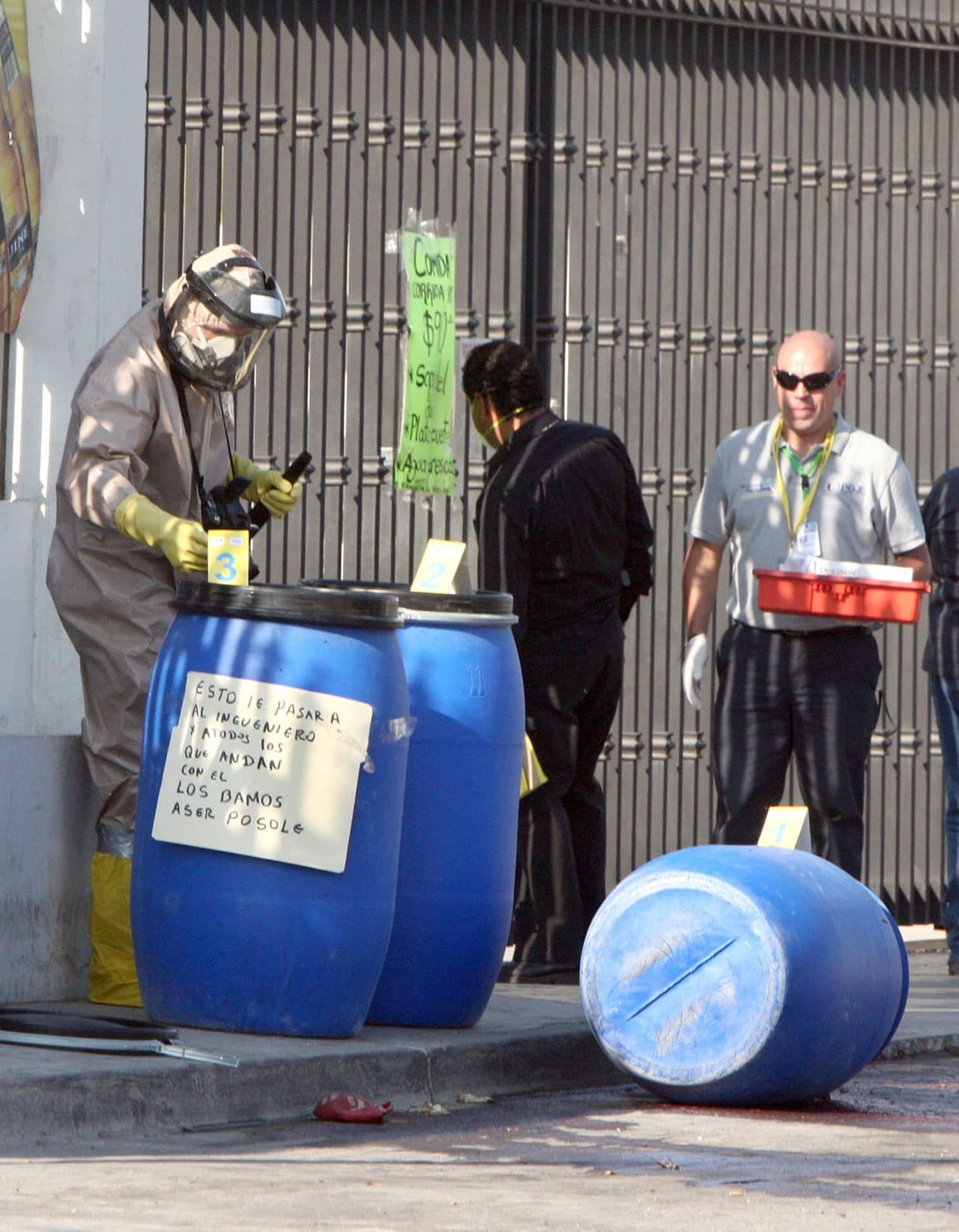Tambos con restos humanos en ácido fueron dejados frente a una casa.