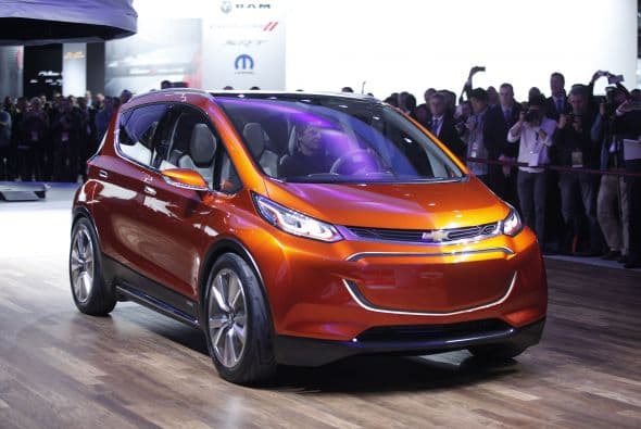 Chevrolet presentó una opción más económica y juvenil de su auto eléctrico con el nuevo Bolt EV.