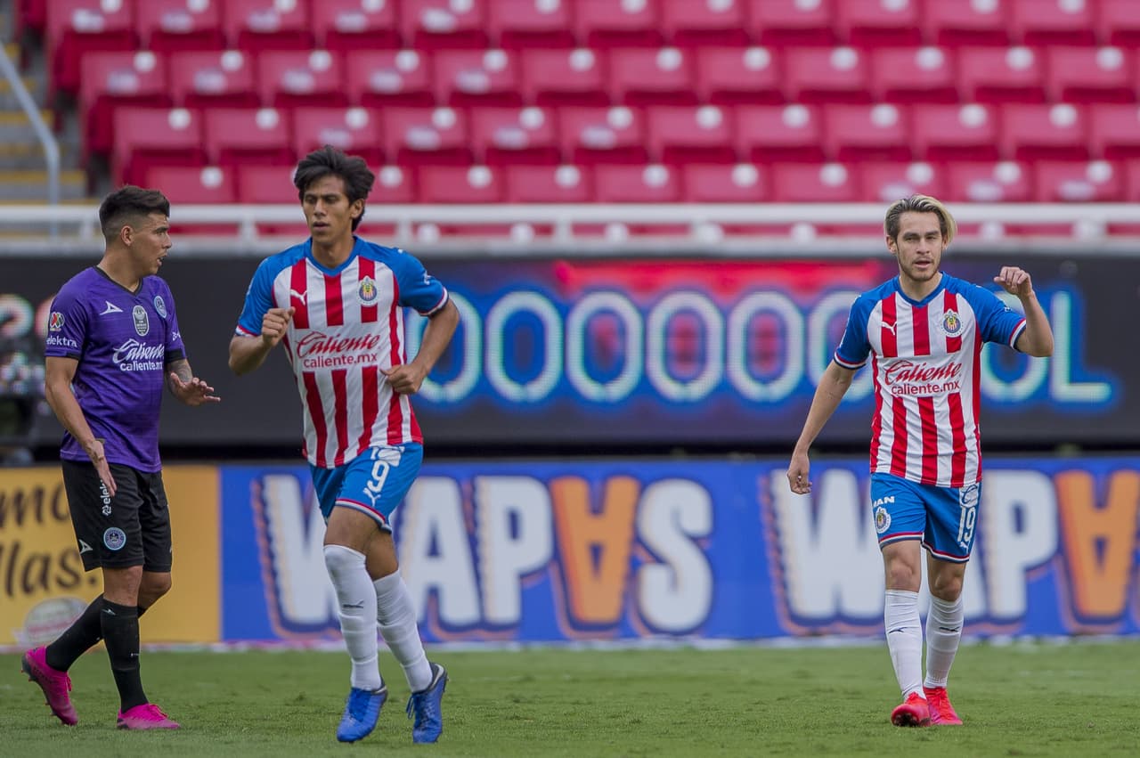 Al 22’ cayó el primero de las Chivas. Angulo sacó un potente disparo de pierna izquierda que fue desviado y clareó a Fraga, el arquero de Mazatlán.