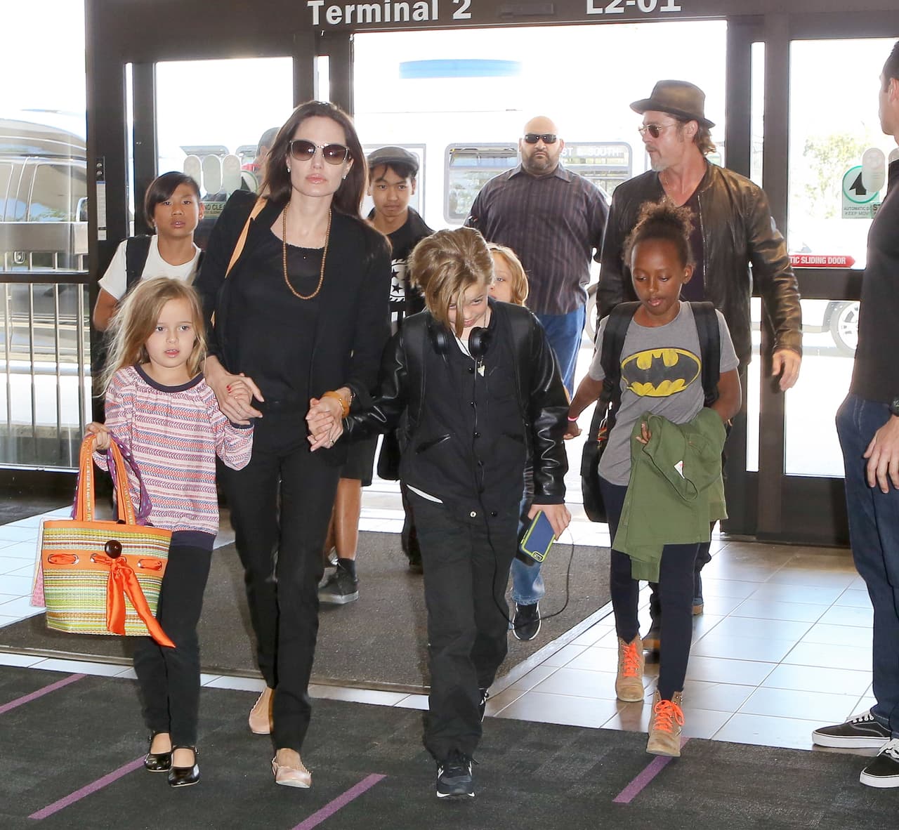 El famoso matrimonio arribó al aeropuerto de Los Ángeles en compañía de todos sus hijos, ¡son una linda familia!