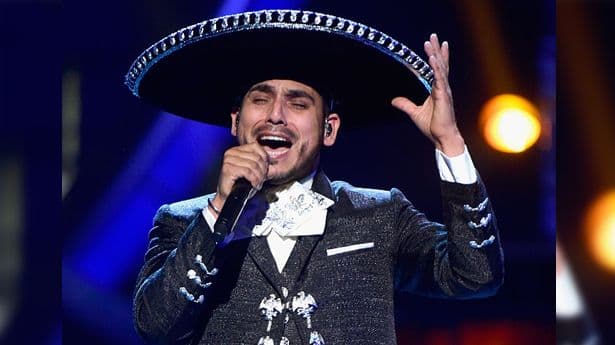 Espinoza Paz, tal vez sea el mayor de toda esta nueva camada del regional mexicano que han decidido incursionar en la música ranchera. Ahora promueve un nuevo estilo al que llamó 'mariachi modernista'.