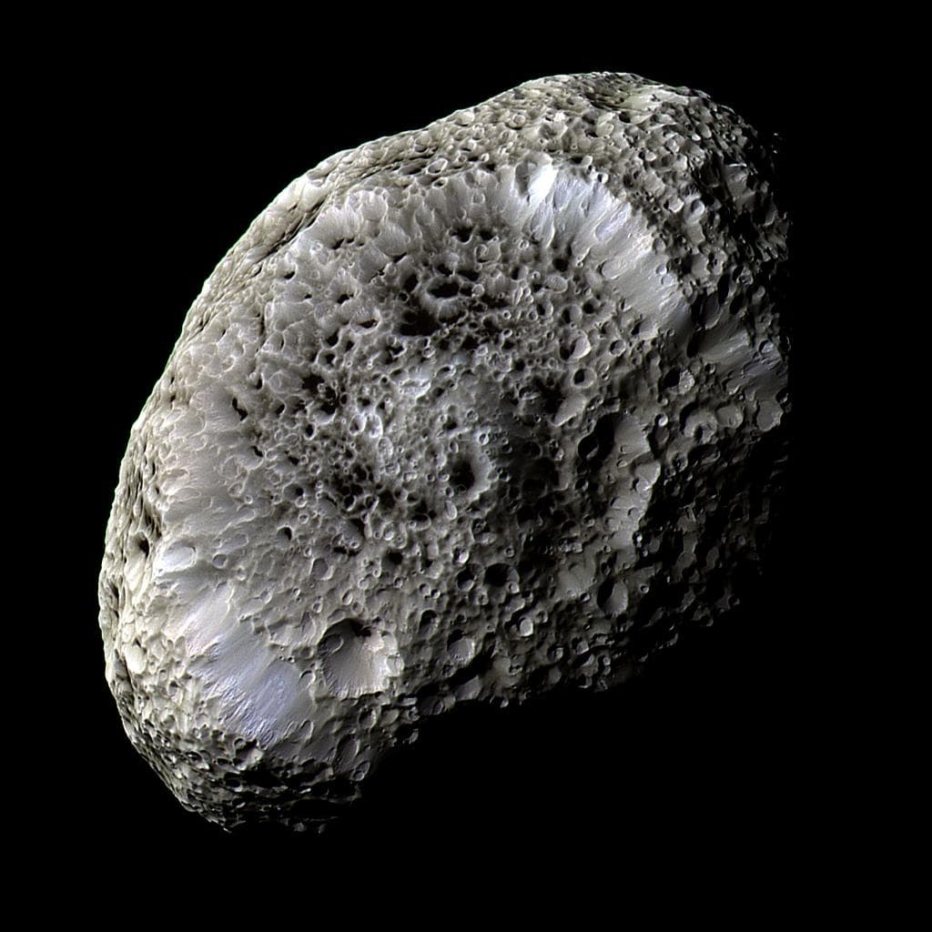 Esta impresionante vista en falso color de Hyperion, una luna de Saturno, revela detalles de la extraña superficie del satélite.