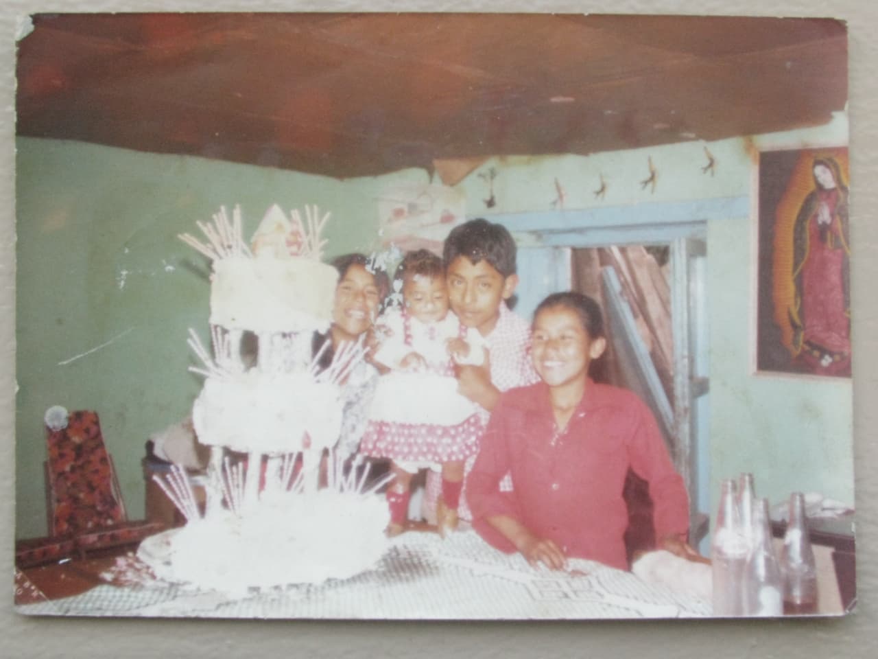 En esta otra foto de infancia aparece Cristina (izquierda) con tres de sus cinco hermanos.