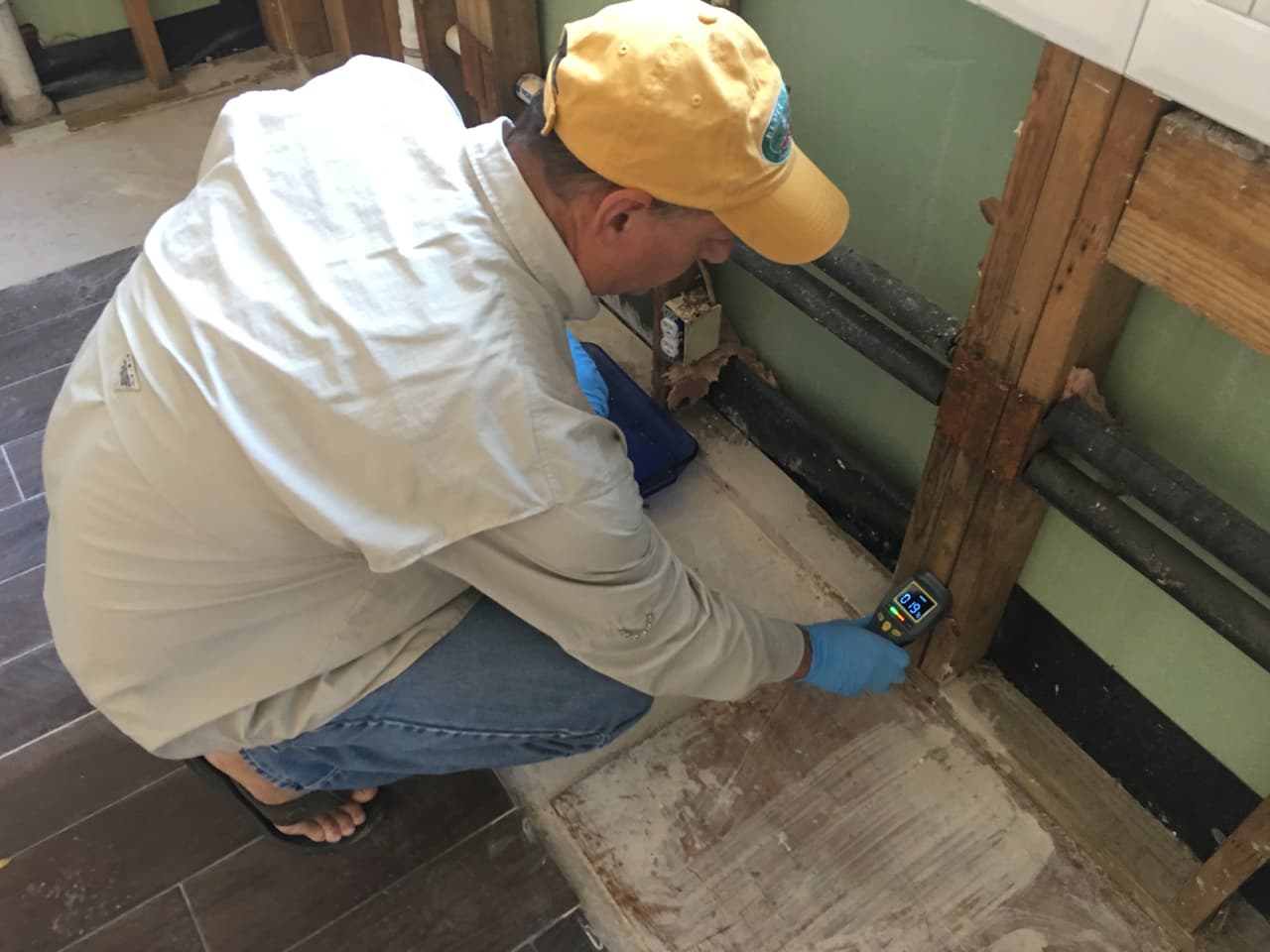 El sensor de humedad le indica a Javier Ramírez que esta parte de la casa aún necesita secar. El porcentaje de humedad debe ser menor a 15%.