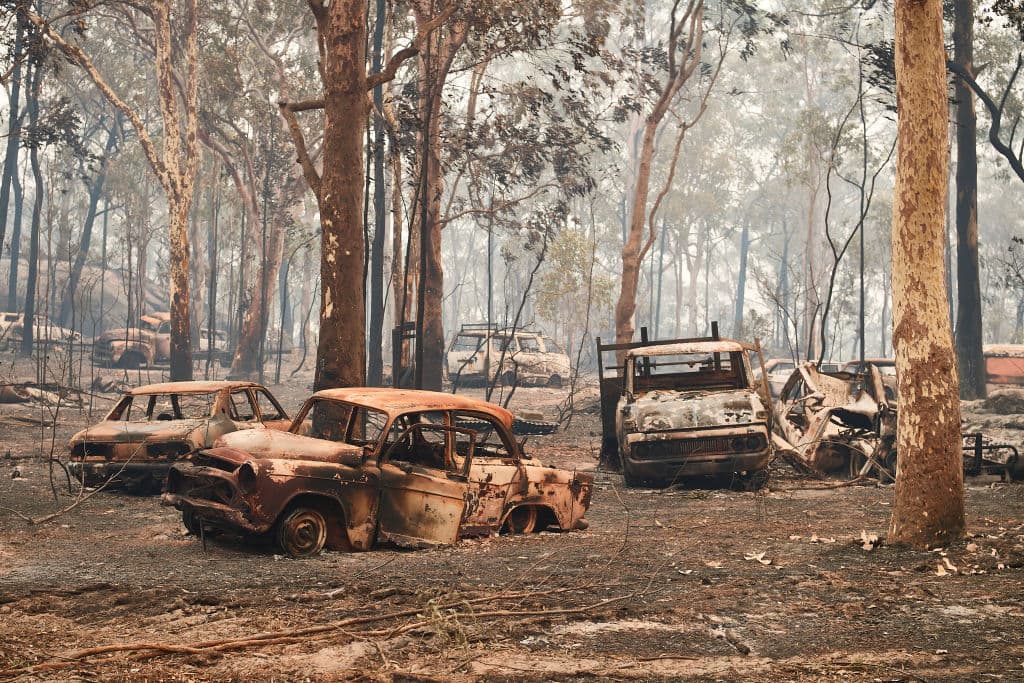 La falta de lluvias, junto a las altas temperaturas y en algunas ocasiones los mapas inextactos de áreas no habitadas han hecho que el trabajo para vencer los incendios se vuelva más difÃcil aún.