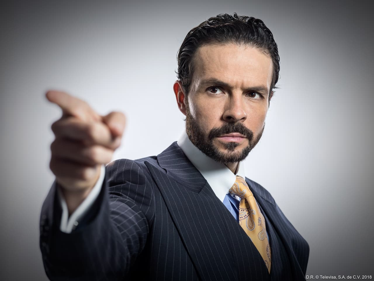 José María Torre interpreta a Roberto Morelli. Abogado penalista y uno de los socios de la firma Vega. Es muy profesional y tiene un sexto sentido para los casos penales.