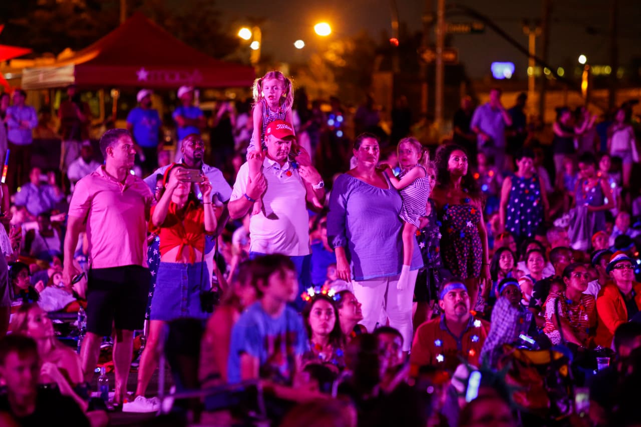 La pirotecnia iluminó el cielo por 25 minutos mientras se escuchaba de fondo el tema “God Bless America”.