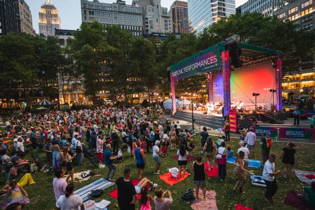 <b>Concierto y Picnic al aire libre</b>
<br>
<br>Este viernes 11 de agosto podrás disfrutar una noche de música al aire libre en el Bryant Park.
<br>
<br>Se realizará un concierto gratuito de la artista Shaina Taub a donde podrás acudir con tu mantel y hacer un picnic.
<br>
<br>La cita es a las 7:00 pm.
<br>
<br>Puedes consultar la dirección exacta y otra 
<b><a href="https://www.nycgovparks.org/events/2023/08/11/picnic-performancesjoes-pub-shaina-taub" target="_blank">información en este enlace.</a></b>