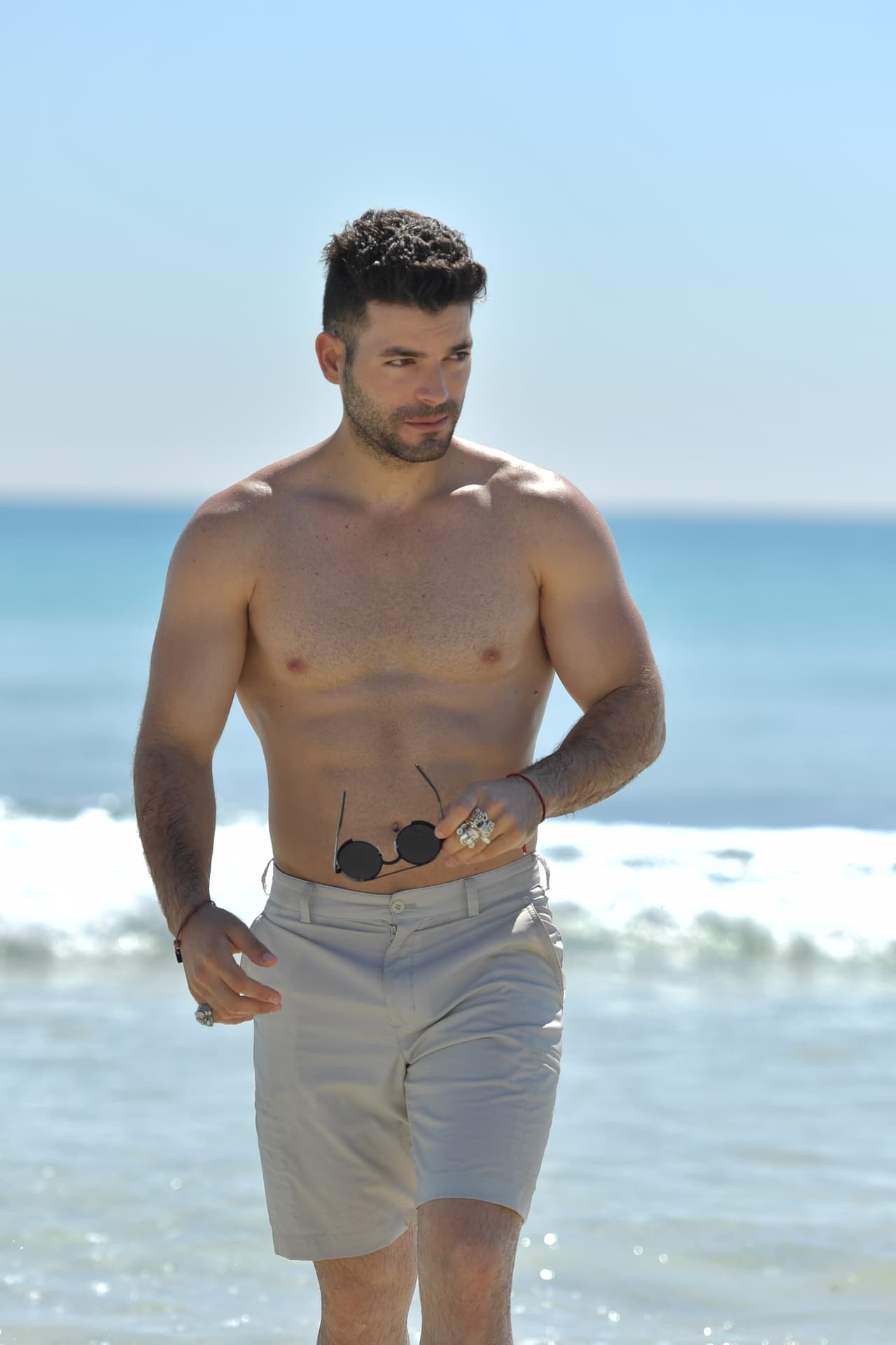 Disfruta hacer ejercicio y tomarse selfies sin camisa.