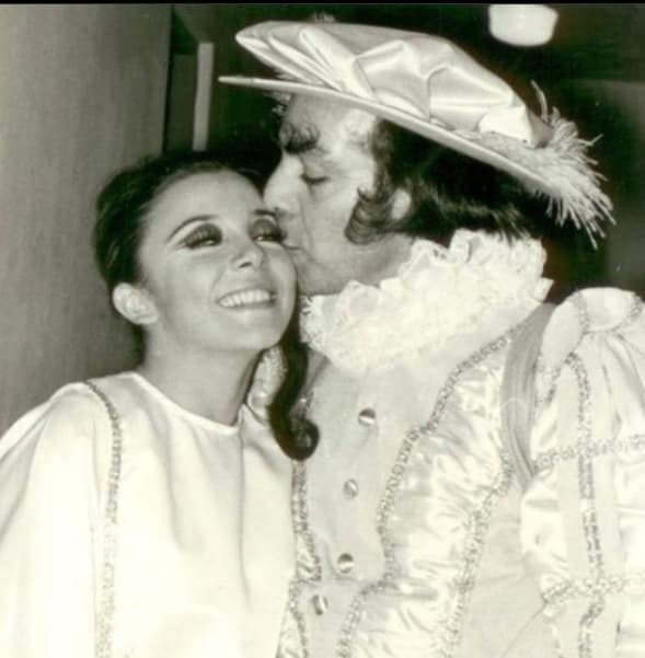 La actriz y el legendario comediante tuvieron una relación amorosa cuando ella tenía 19 años y luego de trabajar con él desde que era una adolescente. 
<br>