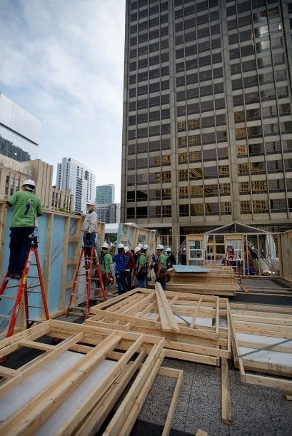 Un grupo de voluntarios se dieron a la tarea de construir 13 modelos de viviendas familiares en plena Plaza Federal, como parte de la iniciativa ‘Habitat For Humanity’, la cual busca mejorar la calidad de vida de familias en Illinois a través de la construcción de casas terreras a precios asequibles. Luego del evento estos modelos serán transportados a diferentes barrios de Chicago. Para más información o si desea participar puede visitar www.chicagolandhabitat.org