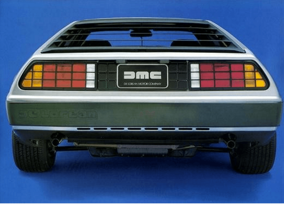 La hermosa retaguardia del DeLorean DMC12 aún hoy luce futurista.