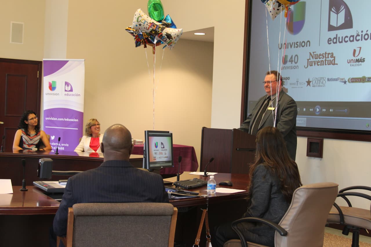 Como todos los años, Univision 40 hizo entrega de las becas Nuestra Juventud en una recepción que se llevó a cabo en las instalaciones del Western Campus de Wake Tech. Esta iniciativa que lleva 12 años, otorga becas a jóvenes hispanos destacados de todo el estado. Los estudiantes reciben $1,000 cada uno, que serán usados para pagar la matricula en la universidad. Estudiantes, familiares, patrocinadores y miembros de la comunidad se reunieron para celebrar la culminación de sus estudios y su siguiente paso hacia la universidad.