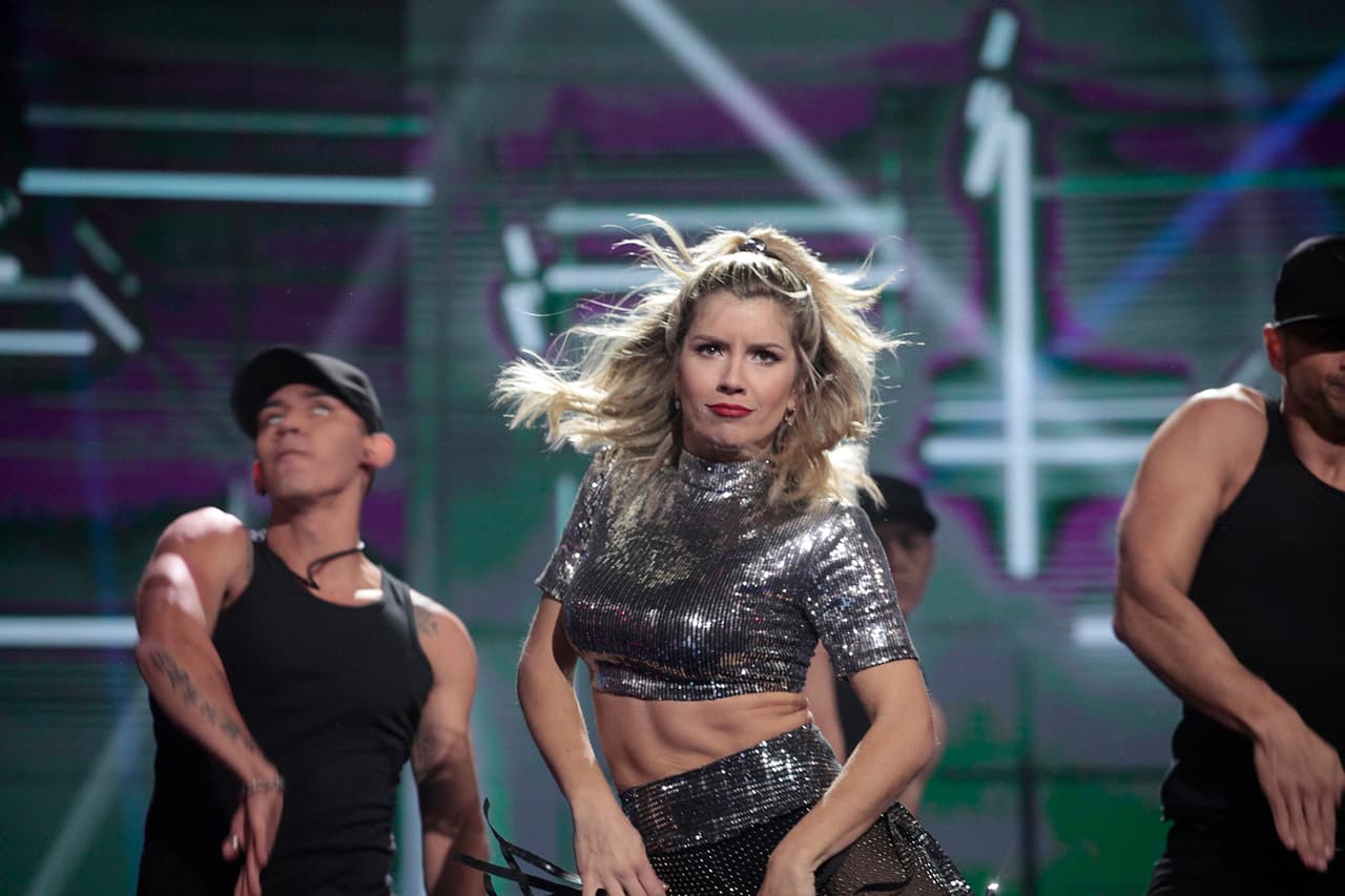 La bailarina estaba lista para ver a los niños.