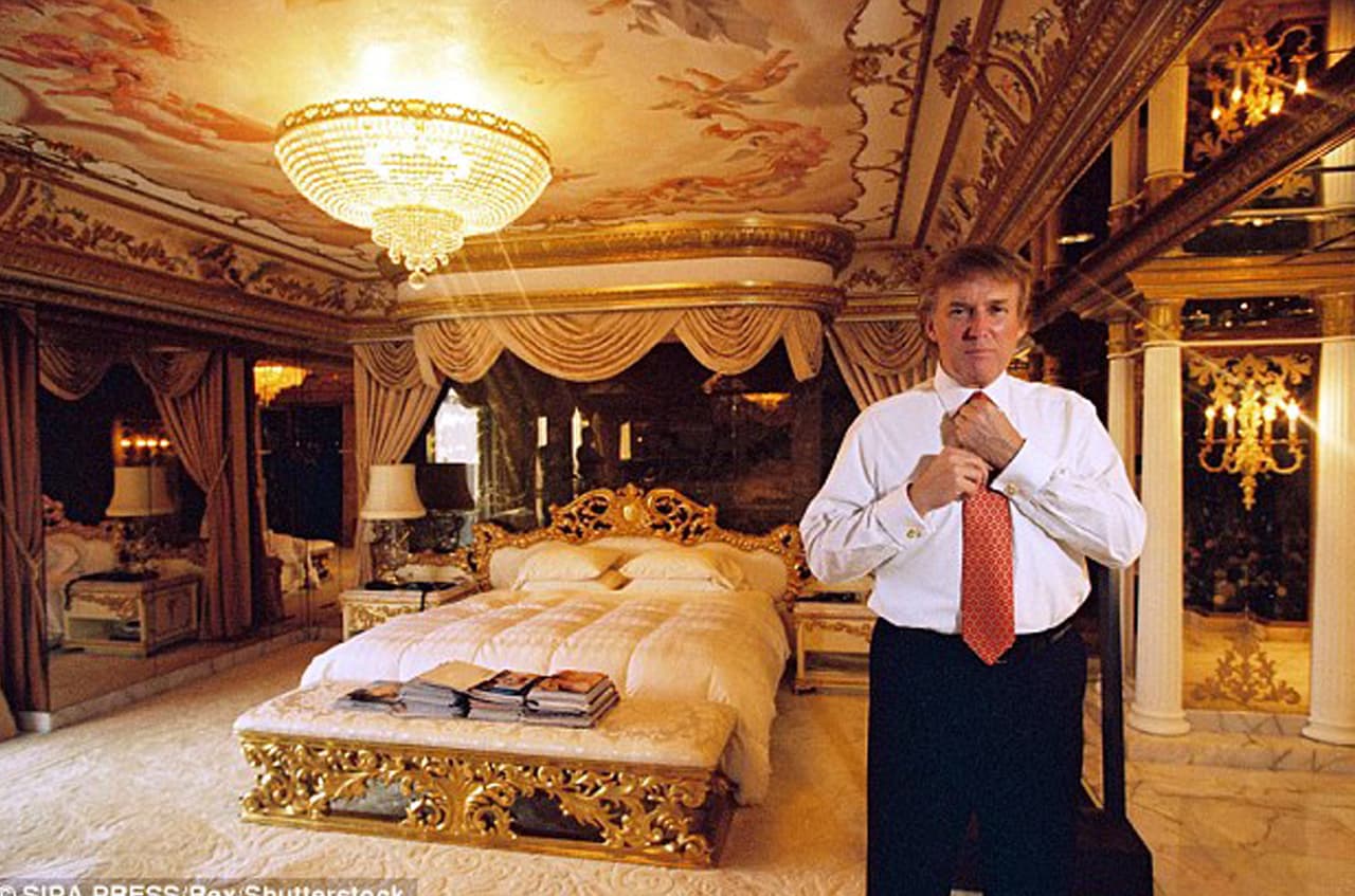 En el último piso del edifico está la residencia de Donald Trump. Esta es una fotografía de archivo del magnate en una de las habitaciones de su pent house.