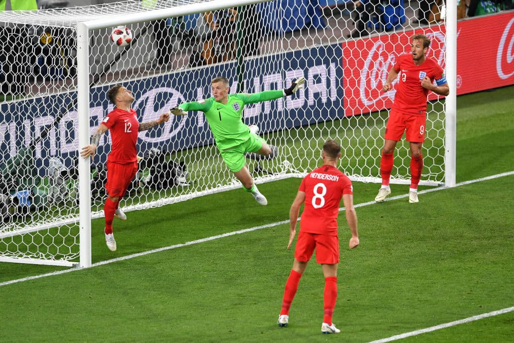 Pero esa ventaja duraría apenas segundos, pues Yerry Mina se levantó en el área para dar un sonoro testarazo y empatar el juego. En la foto se aprecia a Pickford estirarse desesperadamente, en vano.