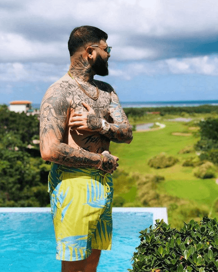 Roatán, junto a Utila y Guanaja, forman el grupo Islas de la Bahía, considerado el segundo arrecife más grande del mundo y el cantante puertorriqueño se dio la oportunidad de conocerlo.