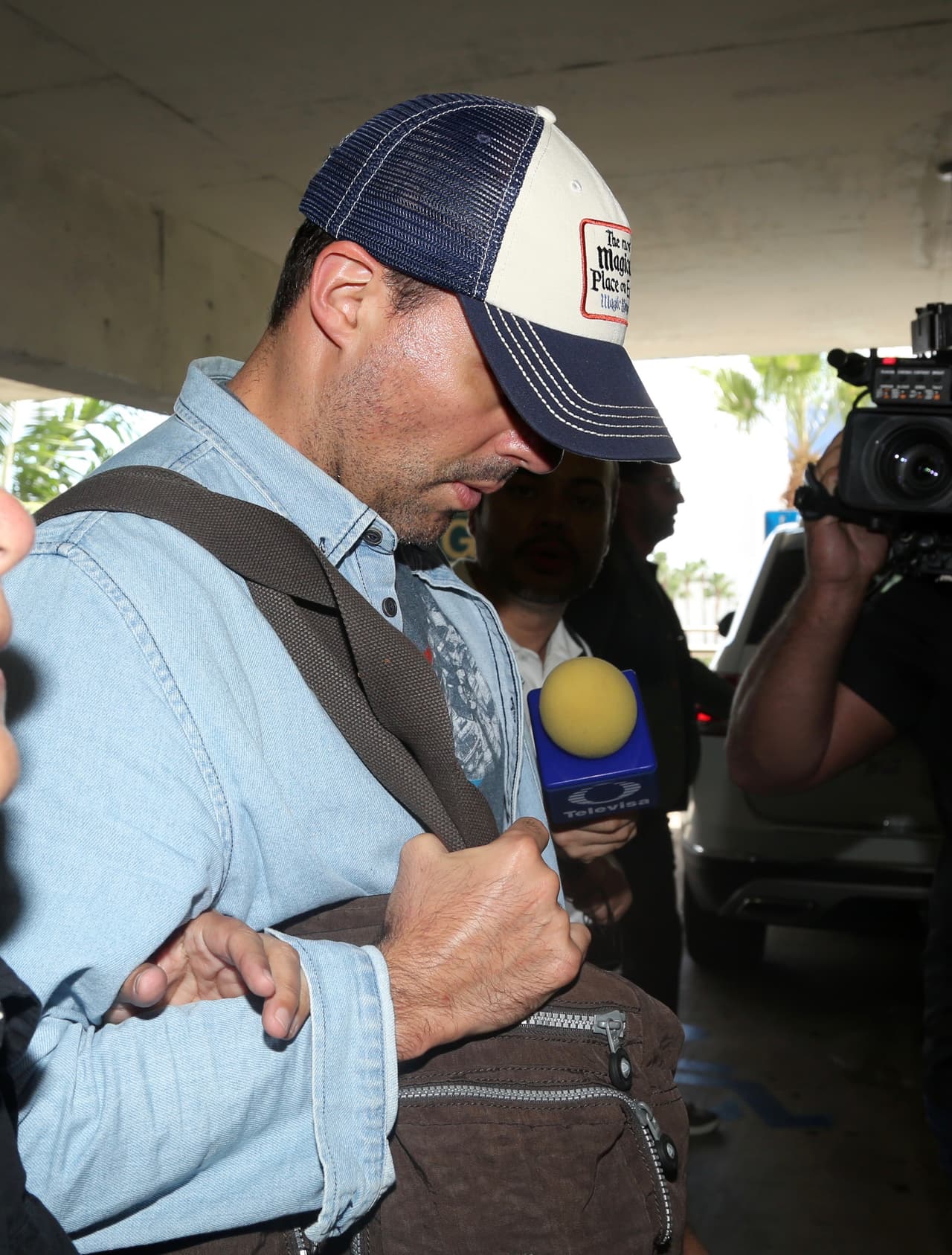 Antes del mediodía, José Joel y su hermana Marysol Sosa llegaron a Miami, Florida, procedentes de México, para asistir al funeral de 
<b><a href="https://www.univision.com/entretenimiento/hijo-de-jose-jose-asegura-que-el-cantante-no-escribio-el-tuit-donde-dice-estar-muy-bien-de-salud">su papá, José José, a quien no habían podido ver desde hace más de un año</a></b>.