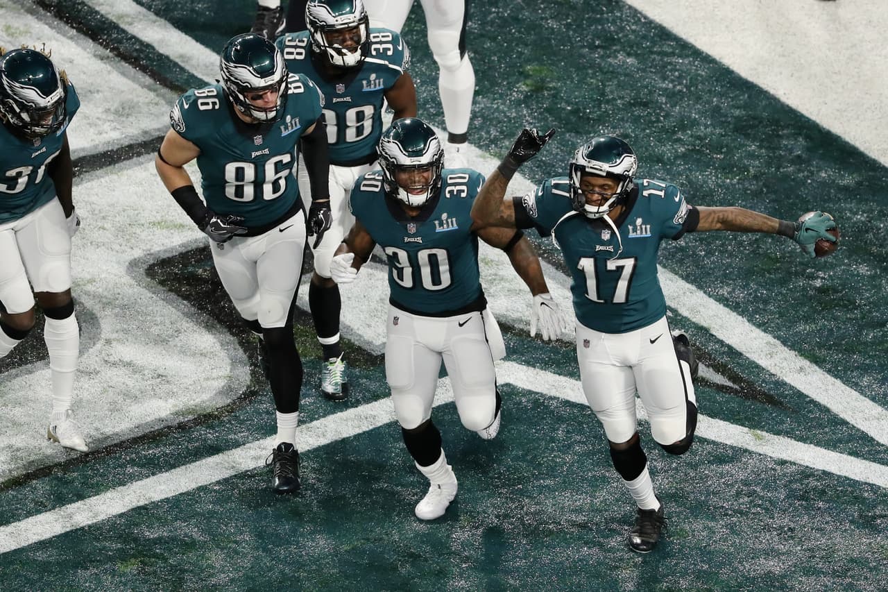 <b>Los Philadelphia Eagles, ganadores del Super Bowl en 2018.</b> Luego de la victoria, varios jugadores del equipo dijeron que no irían a la Casa Blanca y
<a href="https://twitter.com/realDonaldTrump/status/1003832766511894528?ref_src=twsrc%5Etfw%7Ctwcamp%5Etweetembed%7Ctwterm%5E1003832766511894528&ref_url=https%3A%2F%2Fobserver.com%2F2019%2F06%2Fmegan-rapinoe-other-athletes-white-house%2F" target="_blank">Trump otra vez tuiteó la cancelación del evento</a>. Jim Kenney, alcalde de Philadelphia, declaró que la decisión de Trump "prueba que nuestro presidente no es un verdadero patriota sino un frágil ególatra obsesionado con el tamaño de la multitud, y teme la vergüenza de organizar una fiesta a la que nadie quiere asistir".