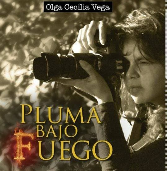 Portada del libro "Pluma bajo fuego"