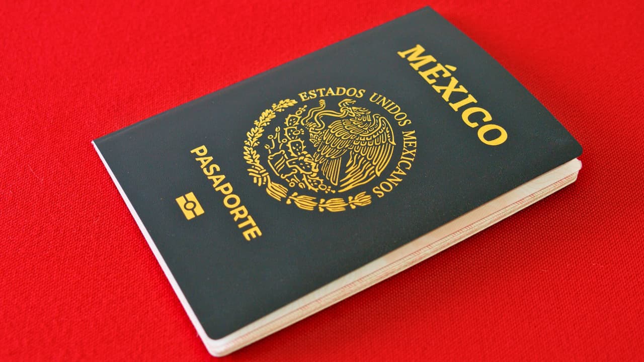 <h3 class="cms-H3-H3">Tu nacionalidad importa</h3>
<br>Si eres mexicano, presenta 
<b>un documento vigente</b> que acredite tu nacionalidad:
<ul>
 <li>Pasaporte mexicano.</li>
 <li>Acta de nacimiento.</li>
 <li>Credencial para votar (INE).</li>
 <li>Matrícula consular.</li>
</ul>
<b>Nota:</b> Al mostrar estos documentos, quedas exento del pago del Derecho para Visitantes sin Permiso para Realizar Actividades Remuneradas (DNR).
<br>
<b><a href="https://www.gob.mx/heroespaisanos/es/articulos/mexicano-extranjero-alista-tu-visita-a-nuestro-pais?idiom=es#:~:text=En%20caso%20de%20ser%20extranjero,2020%20es%20de%20%24575.00%20pesos." target="_blank">No eres mexicano: Haz clic aquí para conocer toda la información sobre los pagos.</a></b>