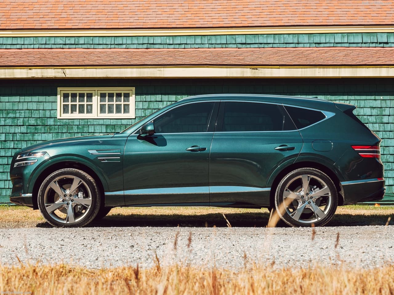 Más allá de las características básicas de seguridad que ofrece de serie, tales como bolsas de aire, cinturones de tres puntos, luces altas automáticas, control de estabilidad, alerta de presión de aire y frenos antibloqueo, esta SUV también incorpora las últimas tecnologías de asistencia al conductor.