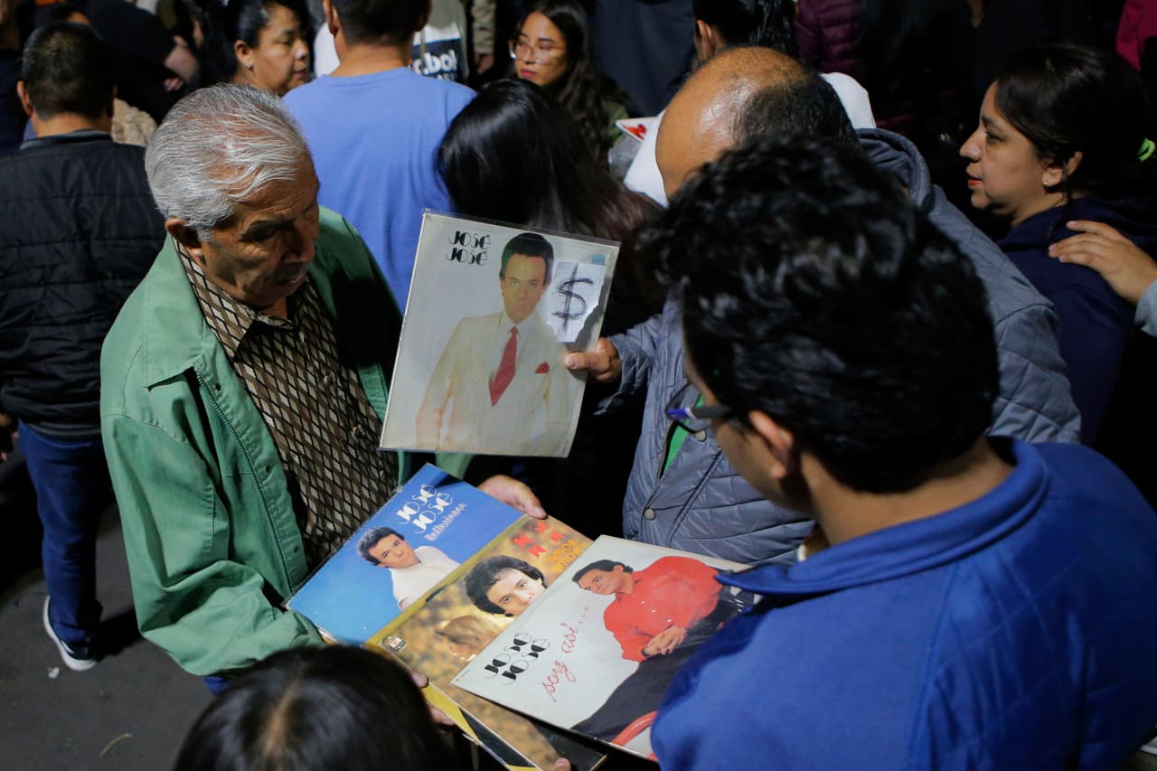 Un hombre vende discos de José José a los fanáticos que se congregaron para llorar su muerte. Los problemas del artista con el alcohol y las drogas llevaron a la disolución en 1993 de su matrimonio de 18 años con la modelo Anel Noreña, con quien tuvo dos hijos: José Joel y Marisol. Después de la separación comenzó a dormir en un taxi. Sus amigos lo llevaron a un centro de tratamiento de adicciones en EEUU, cuenta la agencia AP.
<br>