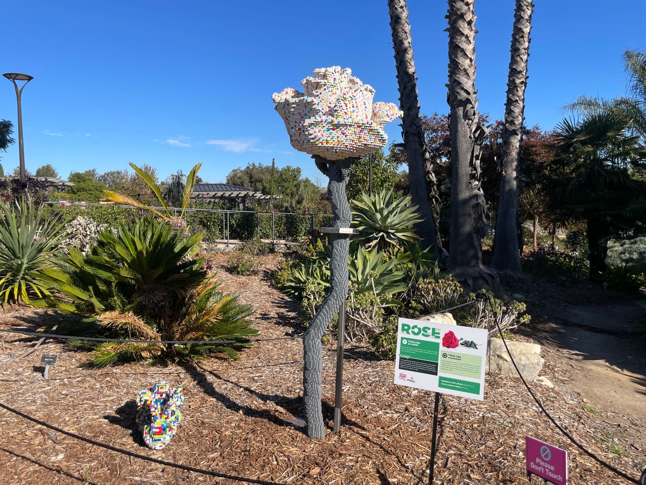 Esta rosa blanca en medio de la naturaleza contiene pequeñas piezas de colores de LEGO que se aprencial al asomarse.
<br>
<b>Número de piezas de LEGO: 20,000</b>
<br>
<b>Horas de construcción: 164</b>