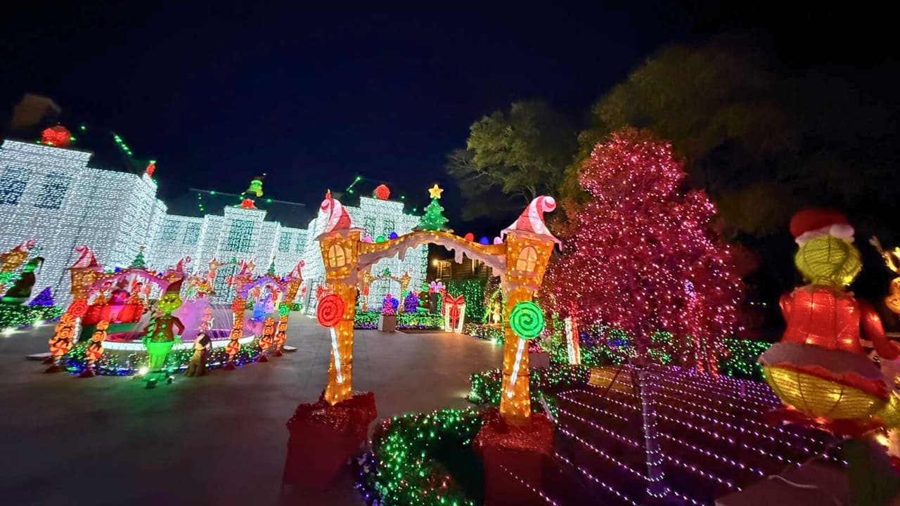 También verás varias figuras de El Grinch en el recorrido y los árboles de la casa con cientos de luces navideñas.